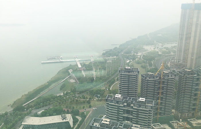 恒力集團(tuán)蘇州灣中心機(jī)房浮筑地臺(tái)施工選用金諾橡膠減振器案例！