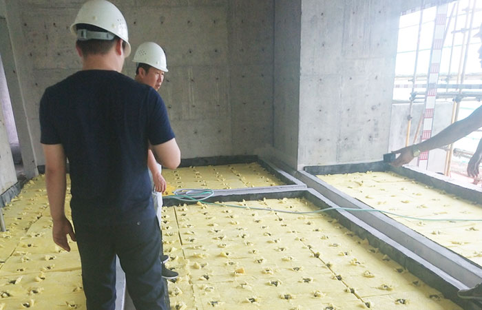 恒力集團(tuán)蘇州灣中心機(jī)房浮筑地臺(tái)施工選用金諾橡膠減振器案例！